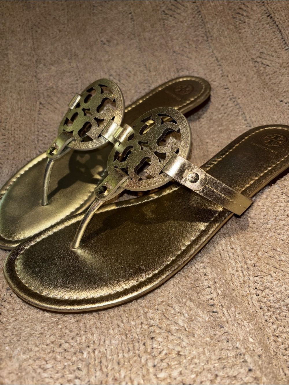 Tory Burch Metallic Gold Logo Thong Sandals Women’s Size 13 - Picture 3 of 7